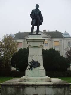 Baja, Tóth Kálmán tér: Tóth Kálmán-szobor.jpg Baja, Tóth Kálmán tér: Tóth Kálmán-szobor.jpg