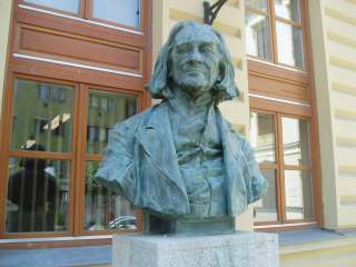 Sopron, Széchenyi tér 15.előtt. Liszt Ferenc szobra.jpg Sopron, Széchenyi tér 15.előtt. Liszt Ferenc szobra.jpg