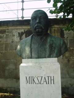 Szeged, Roosevelt tér: Mikszáth Kálmán szobra.jpg Szeged, Roosevelt tér: Mikszáth Kálmán szobra.jpg